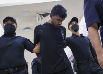 G. Loganathan (tengah) ketika dibawa ke mahkamah atas pertuduhan melakukan rompakan bersenjata dan persetubuhan luar tabii terhadap seorang wanita warga Thailand, Disember tahun lalu di Mahkamah Sesyen Kuala Lumpur, hari ini. - UTUSAN/FARIZ RUSADIO