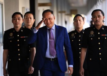 MOHAMED Fauzi Kamis hadir ke Mahkamah Sesyen Kuala Lumpur hari ini bagi berdepan pertuduhan pecah amanah wang RM5 juta milik Tabung Kebajikan Angkatan Tentera (TKAT).-UTUSAN/FARIZ RUSADIO