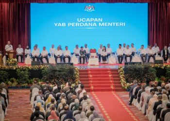 ANWAR Ibrahim berucap pada Majlis Perhimpunan Bulanan Perdana Menteri bersama Warga Jabatan Perdana Menteri (JPM) bagi Bulan Januari 2026 di Putrajaya. - UTUSAN/FAIZ ALIF ZUBIR