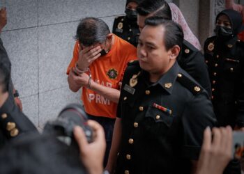 BEKAS Panglima Tentera Darat dibawa ke Mahkamah Majistret Putrajaya semalam bagi permohonon reman terhadapnya untuk membantu siasatan kes rasuah melibatkan tender perolehan Tentera Darat. – UTUSAN/FAIZ ALIF ZUBIR