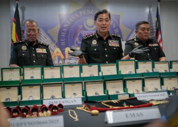 ANTARA jam tangan mewah sebahagian barangan rampasan pada sidang media khas mengenai rampasan melibatkan bekas panglima angkatan tentera di Ibu Pejabat SPRM, Putrajaya. - UTUSAN/FAIZ ALIF ZUBIR