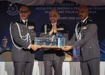 SHAZELI Kahar menyaksikan SAC Azman Shari'at (kiri) menyampaikan surat terima tugas kepada ACP Ravi a/l Munusamy (kanan) sebagai Ketua Polis Daerah KLIA yang baharu. - UTUSAN/FAIZ ALIF ZUBIR