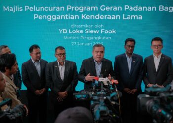 ANTHONY Loke ketika gimik perasmian pada Majlis Pelancaran Program Pemberian Geran Padanan Bagi Penggantian Kenderaan Lama di Proton Putrajaya. - UTUSAN.FAIZ ALIF ZUBIR