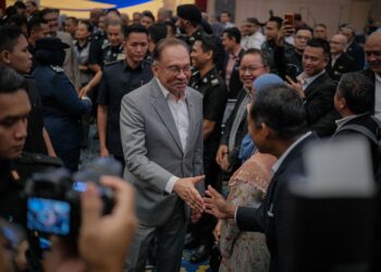 ANWAR Ibrahim ketika hadir pada Majlis Amanat Perdana Menteri bersama Ketua-Ketua Jabatan dan Agensi Penguatkuasaan yang Berhubungan Dengan Jenayah Kewangan di Kementerian Kewangan. - UTUSAN/FAIZ ALIF ZUBIR