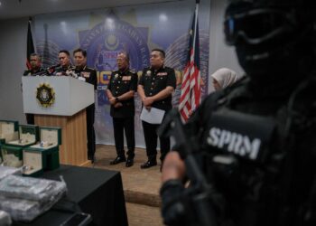 ANTARA barangan rampasan pada sidang media khas mengenai rampasan melibatkan bekas panglima angkatan tentera di Ibu Pejabat SPRM, Putrajaya. - UTUSAN/FAIZ ALIF ZUBIR