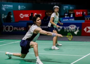 AKSI pasangan beregu campuran negara, Chen Tang Jie-Toh Ee Wei ketika menentang rakan senegara, Hoo Pang Ron-Cheng su Yin pada pusingan 16 Kejohanan Badminton Terbuka Malaysia 2026, di Stadium Axiata Arena, semalam. Foto: SHIDDIEQIIN ZON