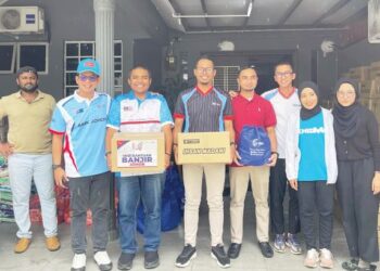 Muhammad Izuan Ahmad Kasim turut serta dalam aktiviti gotong-royong dan penanaman pokok di Pangsapuri Blok Milia, Seksyen 7 Kota Damansara.