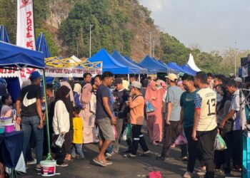KADAR sewa lot niaga bazar Ramadan di Perlis ditetapkan pada kadar RM300 sebulan atau RM10 sehari antara paling rendah di Malaysia.-UTUSAN
