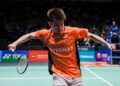 Aksi pemain perseorangan lelaki negara, Leong Jun Hao ketika menentang pemain China, Wang Zheng Xing pada pusingan pertama Kejohanan Badminton Terbuka Malaysia 2026, di Stadium Axiata Arena, di sini hari ini. Foto: SHIDDIEQIIN ZON