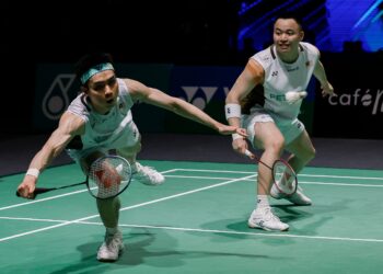 Pasangan beregu lelaki negara, Aaron Chia-Soh Wooi Yik meraikan kemenangan selepas menewaskan pasangan Indonesia, Fajar Alfian-Muhammad Shohibul Fikri pada peringkat separuh akhir Kejohanan Badminton Terbuka Malaysia 2026, di Stadium Axiata Arena, di sini, hari ini. Foto: SHIDDIEQIIN ZON