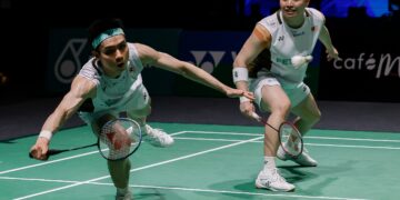 Pasangan beregu lelaki negara, Aaron Chia-Soh Wooi Yik meraikan kemenangan selepas menewaskan pasangan Indonesia, Fajar Alfian-Muhammad Shohibul Fikri pada peringkat separuh akhir Kejohanan Badminton Terbuka Malaysia 2026, di Stadium Axiata Arena, di sini, hari ini. Foto: SHIDDIEQIIN ZON