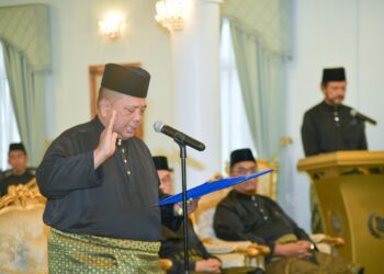 ABU Bakar Hamzah mengangkat sumpah sebagai Menteri Besar Perlis yang baharu dalam satu majlis istiadat di Istana Arau, Perlis baru-baru ini. – UTUSAN/IZLIZAN OTHMAN
