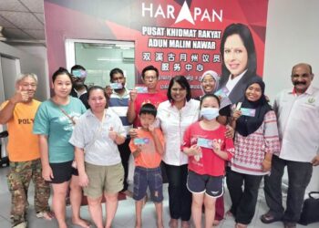 V. Bavani bergambar dengan orang ramai di pusat khidmat beliau di Malim Nawar di Kampar. – MINGGUAN/AIN SAFRE BIDIN