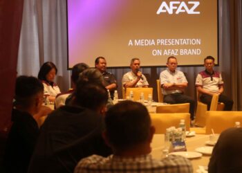 AHMAD Faez Yahaya (tiga dari kanan) memberi penerangan mengenai hala tuju Afaz dan Kencana Sport dalam taklimat tertutup bersama media di Shah Alam, Selangor. - UTUSAN/ZABRY MOHAMAD