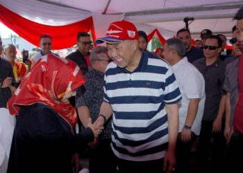 AHMAD Zahid Hamidi bersalaman dengan orang ramai ketika hadir pada Majlis Ramah Mesra Bersama Warga Dewan Undangan Negeri (DUN) Telok Mas, Melaka, semalam.