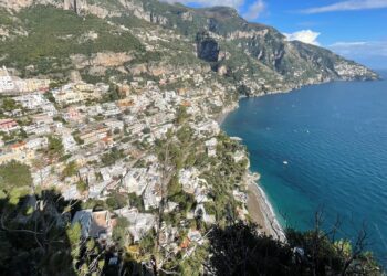 PEMANDANGAN bandar Sorrento yang indah dari tebing tinggi.