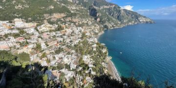 PEMANDANGAN bandar Sorrento yang indah dari tebing tinggi.