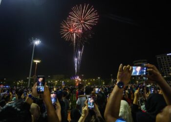 PENGUNJUNG menyaksikan persembahan bunga api pada Sambutan Ambang Tahun Baharu 2026 peringkat negeri di Bulatan Sultan Azlan Shah di Meru Raya di Ipoh semalam. - UTUSAN/MUHAMAD NAZREEN SYAH MUSTHAFA
