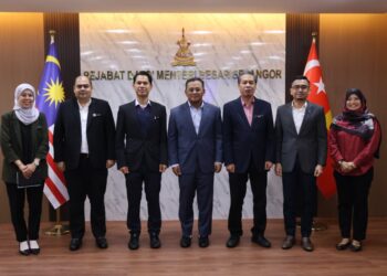 DELEGASI SPRM Selangor diketuai Pengarah, Mohd. Azwan Ramli (tiga dari kiri) bersama Menteri Besar Selangor, Datuk Seri Amirudin Shari dalam usaha memperkukuh kerjasama ke arah pentadbiran yang bersih dan bebas rasuah.