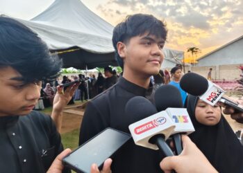 ZHARIF Iman ditemui pemberita selepas pengebumian jenazah bapanya di Tanah Perkuburan Islam Kariah Masjid Jamek Tanjung Rambutan di Kampung Bakar Bata di Ipoh.