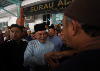 ANWAR Ibrahim menyantuni para jemaah selepas hadir menunaikan solat Jumaat di Surau Al-Amin, Seksyen 8, Bandar Baru Bangi di sini, hari ini. - UTUSAN/FAISOL MUSTAFA
