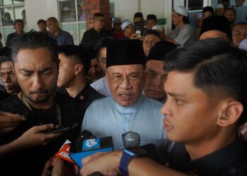 ANWAR Ibrahim menyantuni para jemaah selepas hadir menunaikan solat Jumaat di Surau Al-Amin, Seksyen 8, Bandar Baru Bangi di sini, hari ini. - UTUSAN/FAISOL MUSTAFA
