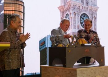 ANWAR Ibrahim mengiringi Yang di-Pertuan Agong, Sultan Ibrahim berkenan menyempurnakan Majlis Pemuliharaan Bangunan Sultan Abdul Samad, Kuala Lumpur, semalam. – Pejabat Perdana Menteri