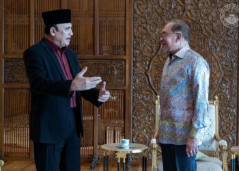 ANWAR Ibrahim ketika menerima kunjungan Datuk Yusof Haslam Khan di Kompleks Perdana Putra, di sini hari ini. - FB ANWAR