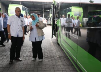 MASITA Mat Isa (kanan) memeriksa keadaan bas selepas merasmikan Majlis Pelancaran Kempen Mutiara Sihat Sejahtera: Saya Sihat, Saya Selamat di Panchor, Kota Bharu, Kelanta.  - UTUSAN/KAMARUL BISMI KAMARUZAMAN