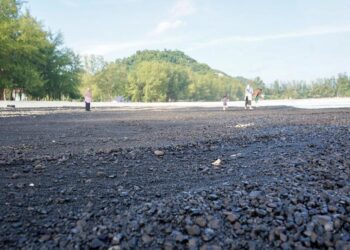 ARANG batu yang terdampar di Pantai Teluk Kalong di Kijal, Kemaman, Terengganu. - FB YB TOK LI