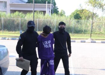 ANGGOTA polis mengiringi tertuduh untuk prosiding perbicaraan di Mahkamah Sesyen Kota Bharu, Kelantan. - UTUSAN/ROSALWANI CHE SOH