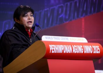 AZALINA Othman Said berucap pada Majlis Peluncuran Simposium Politik Era Digital 2026 sempena Perhimpunan Agung UMNO (PAU) 2025 yang berlansung di Pusat Dagangan Dunia (WTC) di sini, hari ini. - UTUSAN/MUHAMAD IQBAL ROSLI
