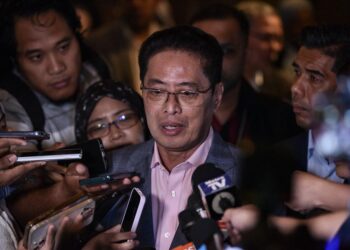 AZAM Baki bersama pemberita selepas bertukar dokumen memorandum persefahaman di Bukit Kiara, Kuala Lumpur, hari ini. -UTUSAN/M. FIRDAUS M. JOHARI