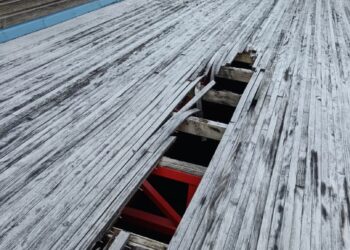 KEADAAN permukaan trek Velodrom Rakyat yang rosak dan tidak selamat digunakan.-IHSAN PKBM