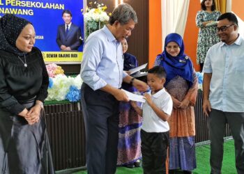 MOHAMAD Hasan hadir Majlis Penyerahan Bantuan Awal Persekolahan SK Senawang Tahun
2026 hari ini.-UTUSAN/MOHD. SHAHJEHAN MAAMIN