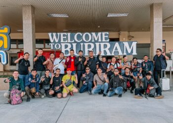 Pasukan GGR Motor diketuai oleh Muhammad Musaddiq Mohamed Azmi (berdiri kiri)  tiba di Thailand pada Khamis bagi menghadapi  kejohanan antarabangsa Malaysia Drag Bike Coalition Teams yang dijadual berlangsung di Buriram United Dragster Track.