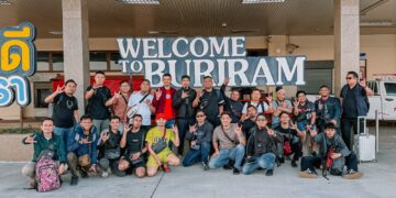 Pasukan GGR Motor diketuai oleh Muhammad Musaddiq Mohamed Azmi (berdiri kiri)  tiba di Thailand pada Khamis bagi menghadapi  kejohanan antarabangsa Malaysia Drag Bike Coalition Teams yang dijadual berlangsung di Buriram United Dragster Track.