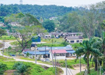 RUMAH estet Ladang Nigel Gardner antara kawasan perumahan yang terdapat di kawasan Bukit Tagar, Hulu Selangor, Selangor. – UTUSAN/SADDAM YUSOFF