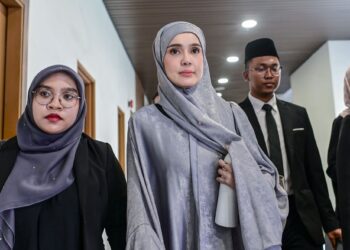 UQASHA Sensrose ketika hadir pada prosiding hakam berhubung kes perceraiannya dengan Kamal Adli di Mahkamah Rendah Syariah Wilayah Persekutuan semalam. -
UTUSAN/SYAKIR RADIN