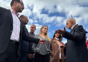 Aktres Amerika Syarikat, Angelina Jolie bercakap dengan wakil Kerajaan Mesir di sempadan Rafah dalam lawatannya bagi memeriksa bantuan kemanusiaan yang dibawa masuk ke semenanjung Gaza, baru-baru ini. -AFP