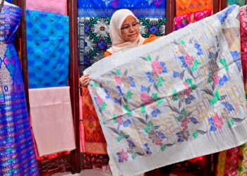 PEWARIS Manang Songket, Wan Nadhila Safirah Wan Manang menunjukkan koleksi songket tenun di Kampung Durian Burung, Kuala Terengganu, semalam. - UTUSAN/PUQTRA HAIRRY
