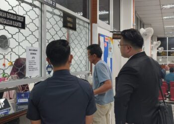 LIM Siong Ling ( tengah) membayar denda RM8,000 di Mahkamah Majistret Temerloh, Pahang.