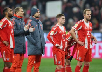 Pemain pertahanan Bayern Munich, Jonathan Tah (kiri), penjaga gol Manuel Neuer (kedua dari kiri), pemain tengah Joshua Kimmich (kedua dari kanan) dan penyerang Harry Kane kelihatan hampa selepas Bayern tewas 1-2 kepada Augsburg dalam aksi Bundesliga di Munich, hari ini.- AFP