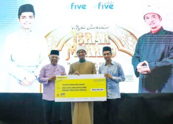 VFIVE Group Sdn. Bhd menyalurkan zakat perniagaan berjumlah RM2.5 juta kepada Majlis Agama Islam Wilayah Persekutuan (PPZ-MAIWP) dalam satu majlis baru-baru ini.-UTUSAN