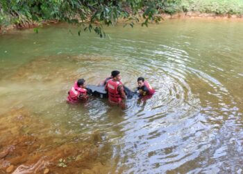 PASUKAN Bomba dan Penyelamat mengangkat mayat Amirul Danish Zamri yang lemas semasa mandi bersama sembilan rakannya di Air Terjun Tasik Puteri Bukit Besi, Dungun, Terengganu. 