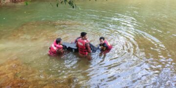 PASUKAN Bomba dan Penyelamat mengangkat mayat Amirul Danish Zamri yang lemas semasa mandi bersama sembilan rakannya di Air Terjun Tasik Puteri Bukit Besi, Dungun, Terengganu. 