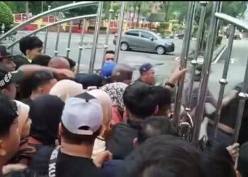 TANGKAP layar media sosial memaparkan suasana Majlis Daerah Besut, Terengganu selepas diserbu peniaga Isnin lalu.