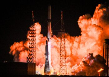 ROKET New Glenn milik Blue Origin berlepas dari Kompleks Pelancaran 36 di Stesen Angkatan Angkasa Cape Canaveral, Florida.-AFP