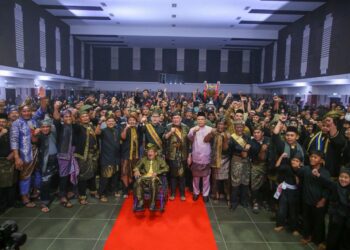 ANWAR Ibrahim bergambar bersama pimpinan silat dan peserta Himpunan Gema Pendekar Madani Zon Utara dan Kejuaraan Silat Terbuka Piala Pendekar Utama Negara Dato’ Dr Raja Abdul Majid di Sungai Petani. - UTUSAN/ SHAHIR NOORDIN