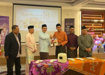 BADRUL Isa (dua dari kanan) bersama barisan tetamu kehormat dalam Majlis Pelancaran Biskut Raya 'CeriteRaya' oleh MPP UiTM di Hotel UiTM, Shah Alam, di sini, hari ini.